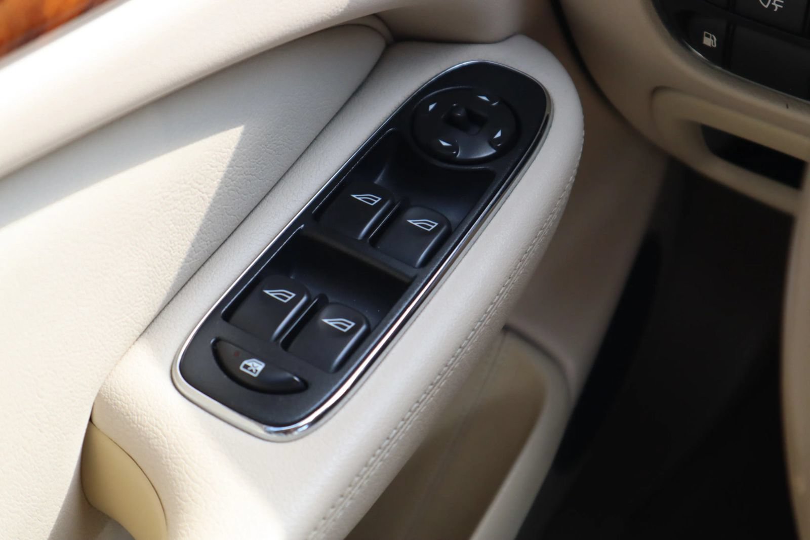 Used 2004 Jaguar XJ8 RWD image 25