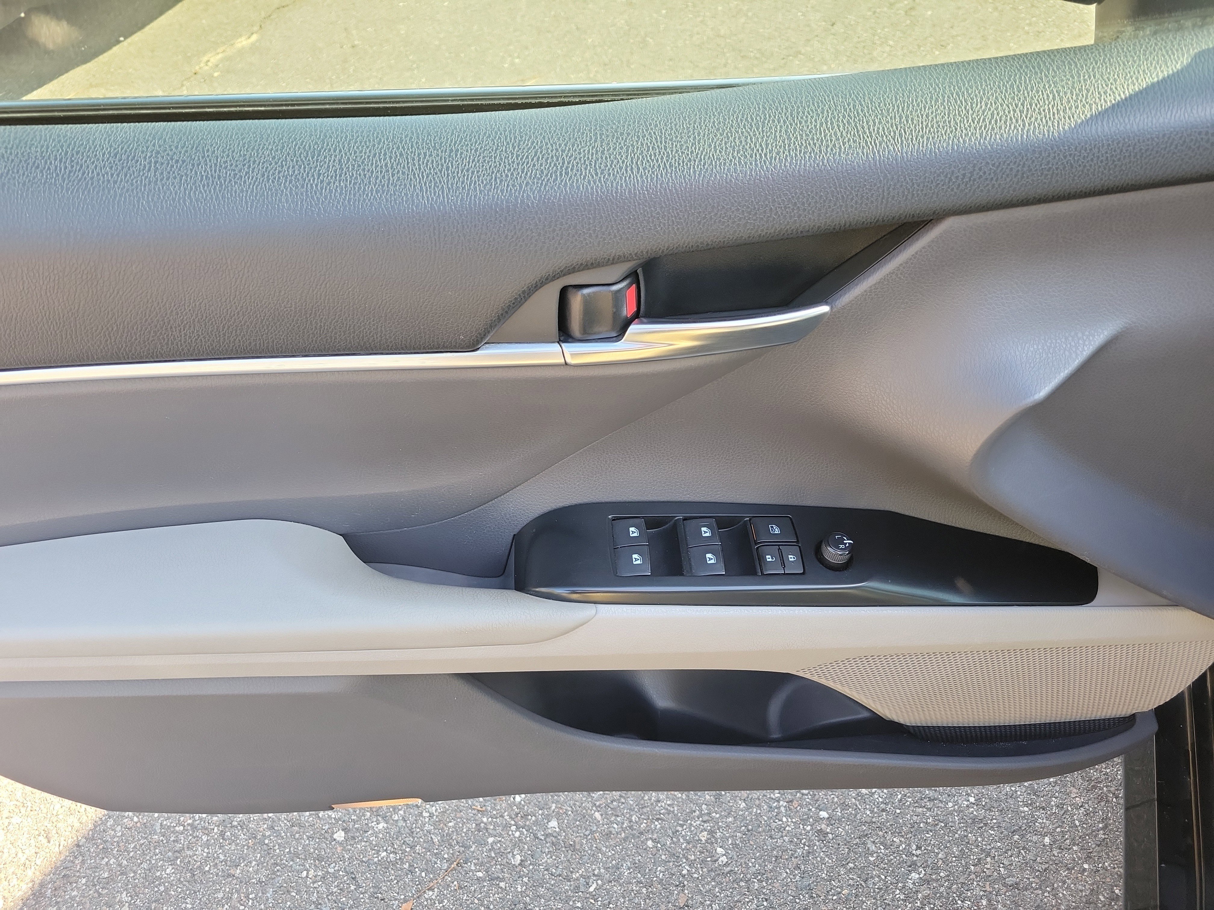 Used 2018 Toyota Camry LE image 17