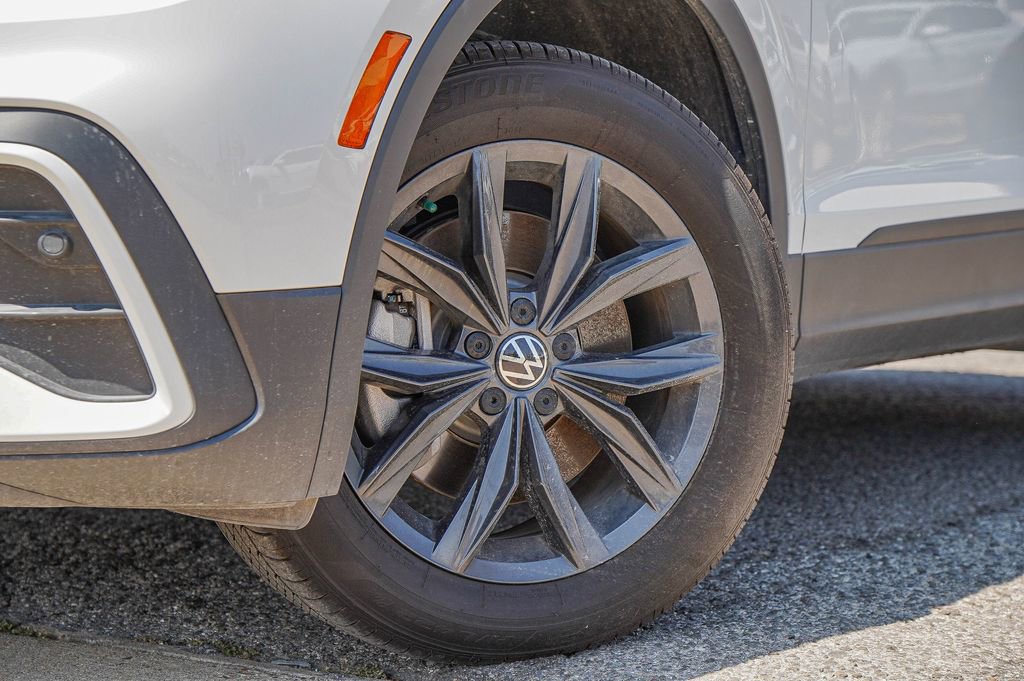 Used 2024 Volkswagen Tiguan SE image 2