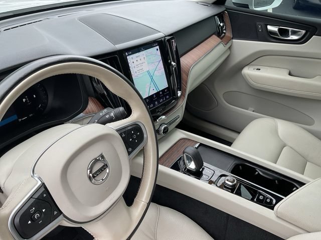 Used 2022 Volvo XC60 B5 Momentum w/ Climate Package FWD image 23