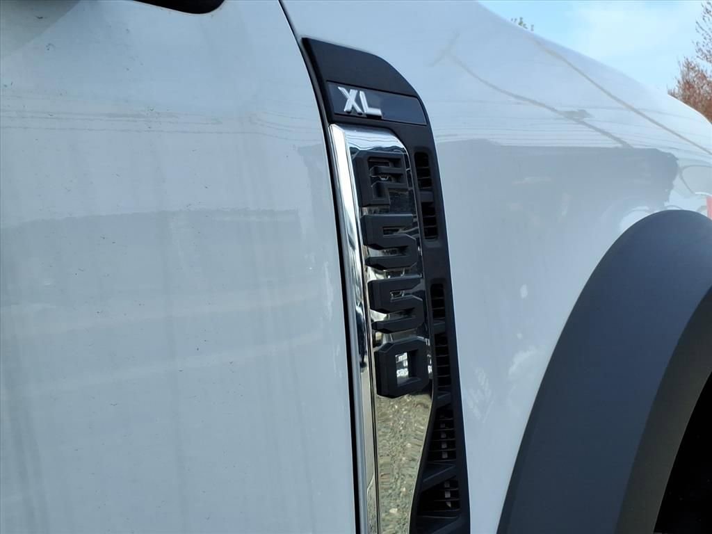 New 2025 Ford F550 4x4 Regular Cab Super Duty image 8