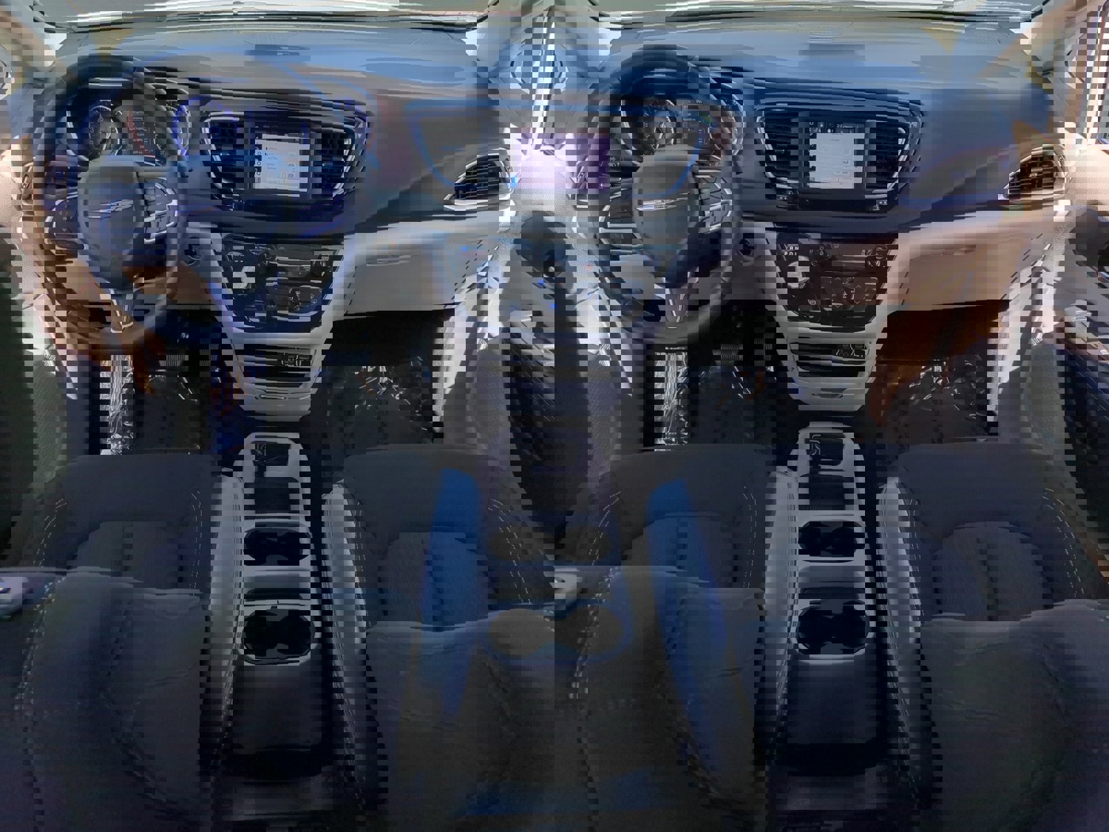 Used 2024 Chrysler Voyager LX image 10