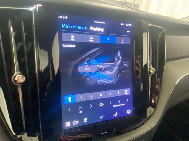 Used 2025 Volvo XC60 B5 Plus image 23