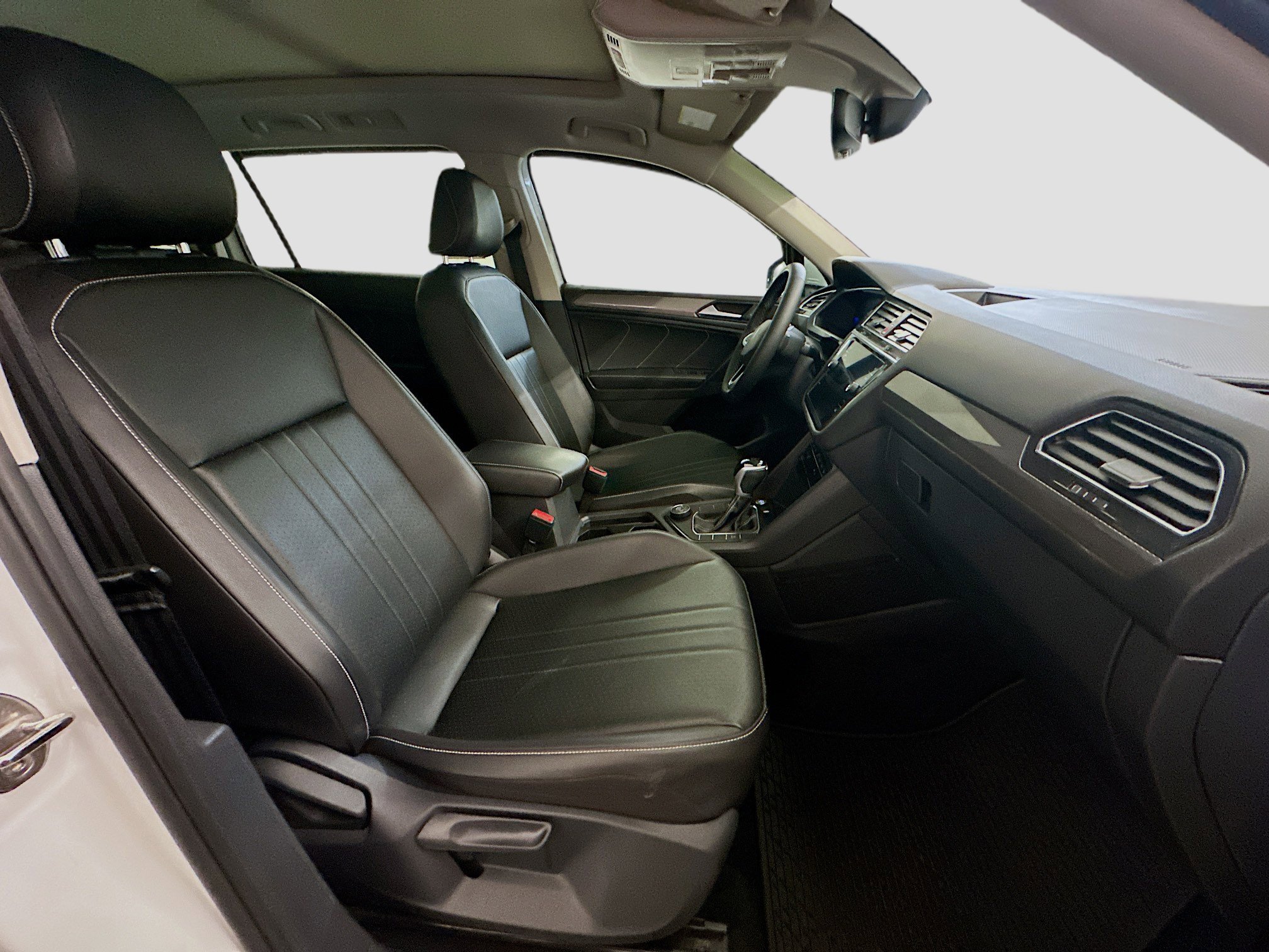 Used 2022 Volkswagen Tiguan SE image 33