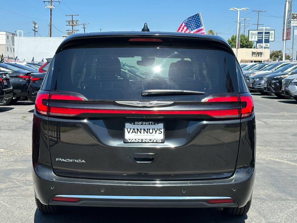 Used 2023 Chrysler Pacifica Touring-L FWD image 5