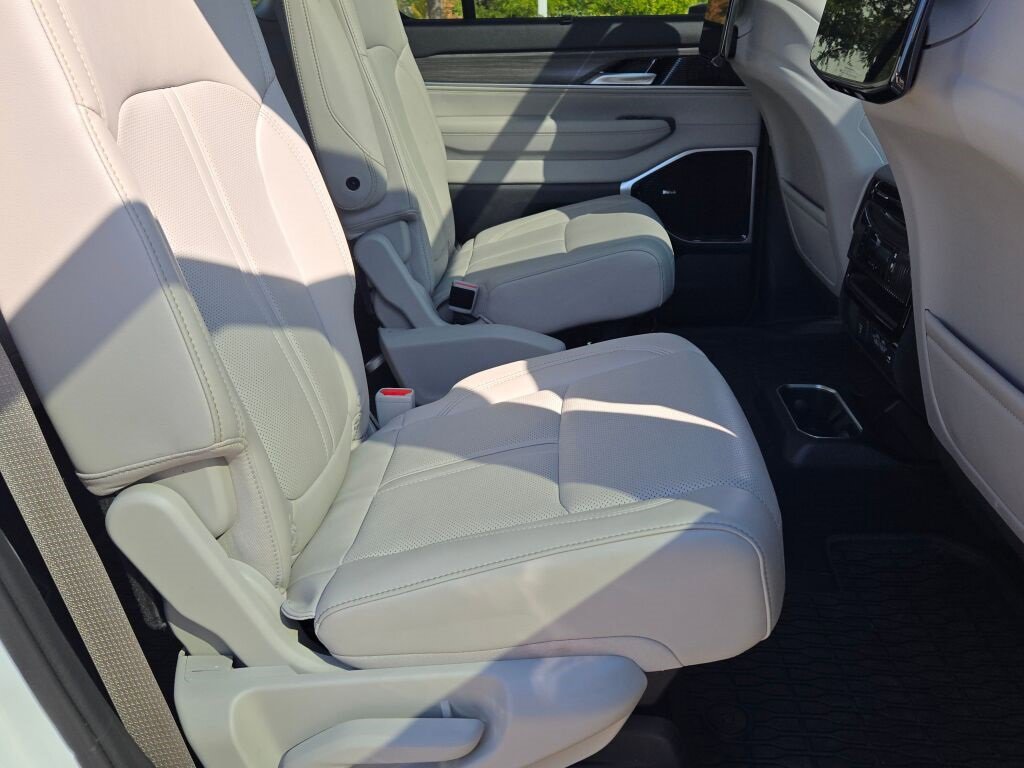 Used 2024 Jeep Wagoneer Series III w/ Premium Group I image 9