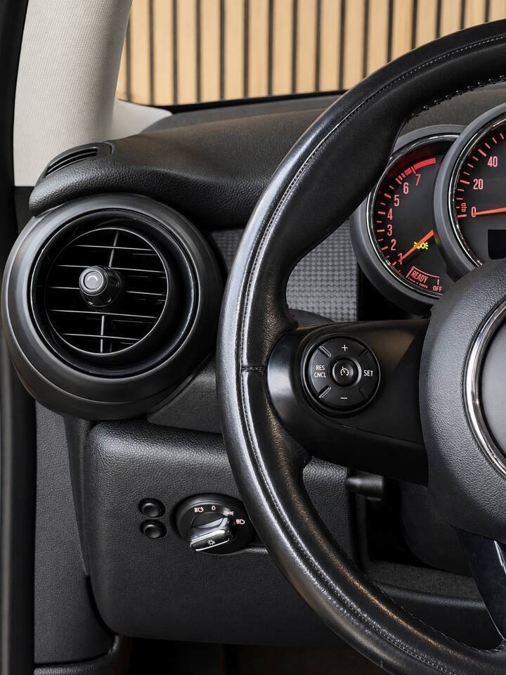 Used 2018 MINI Cooper 2-Door Hardtop FWD image 16