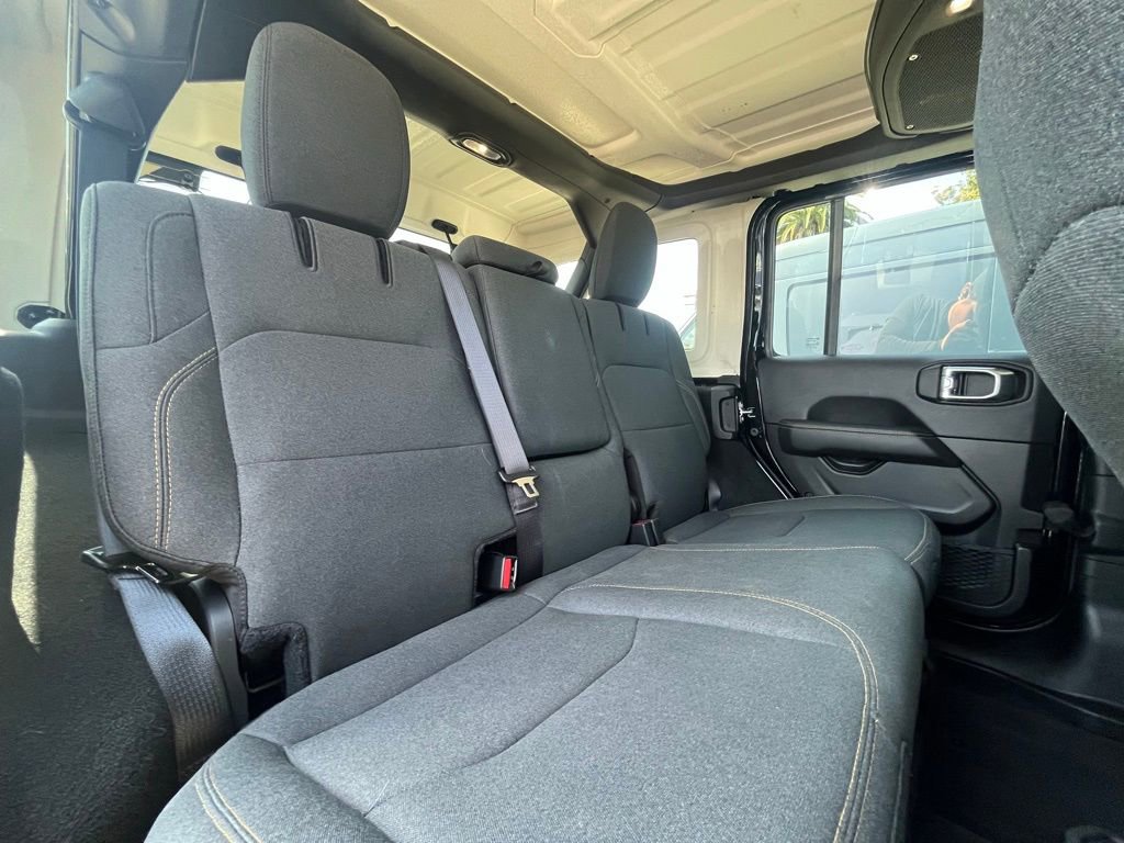 Used 2025 Jeep Wrangler Unlimited Sahara AWD/4WD image 17