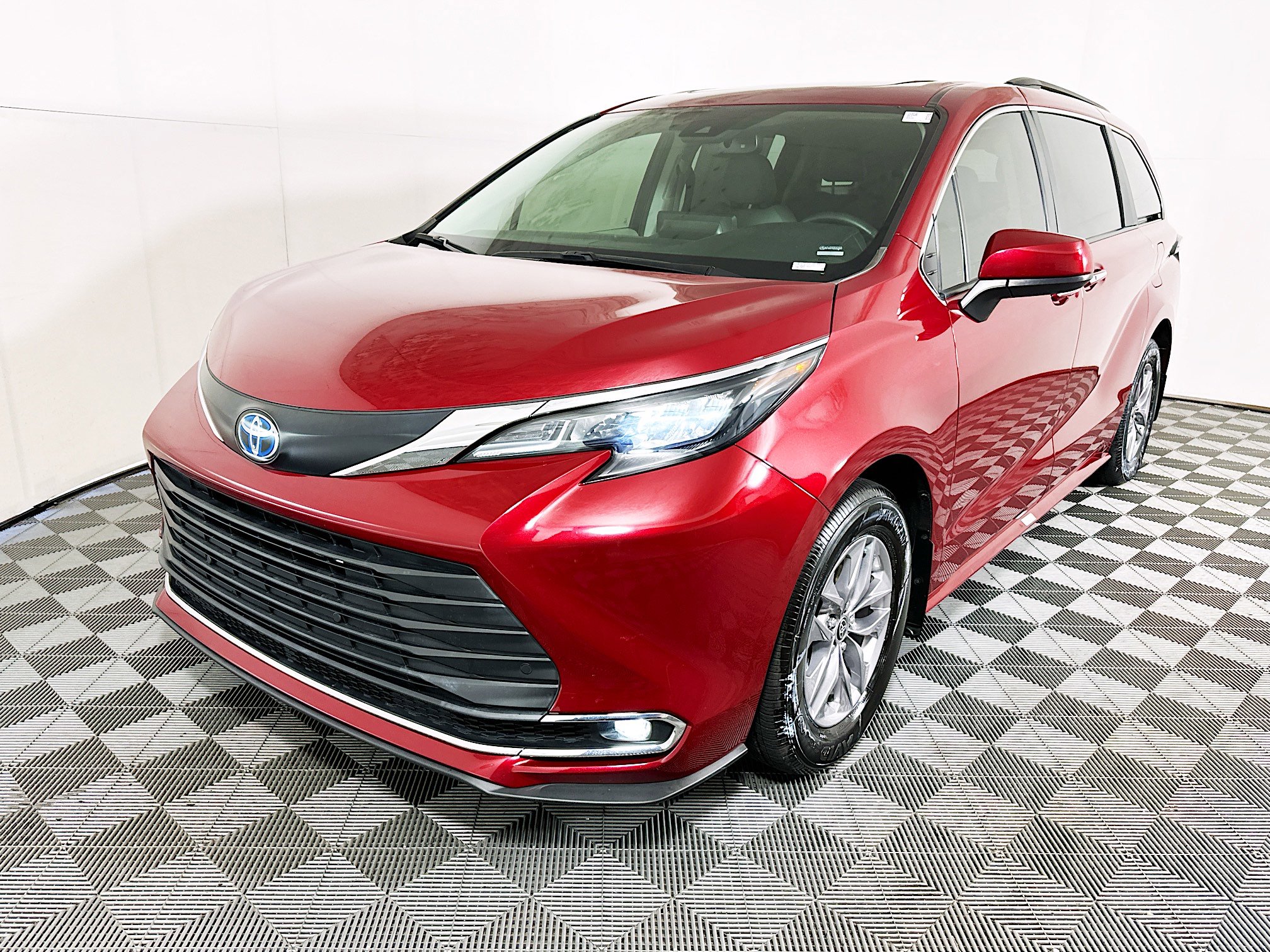 Used 2024 Toyota Sienna XLE FWD image 7