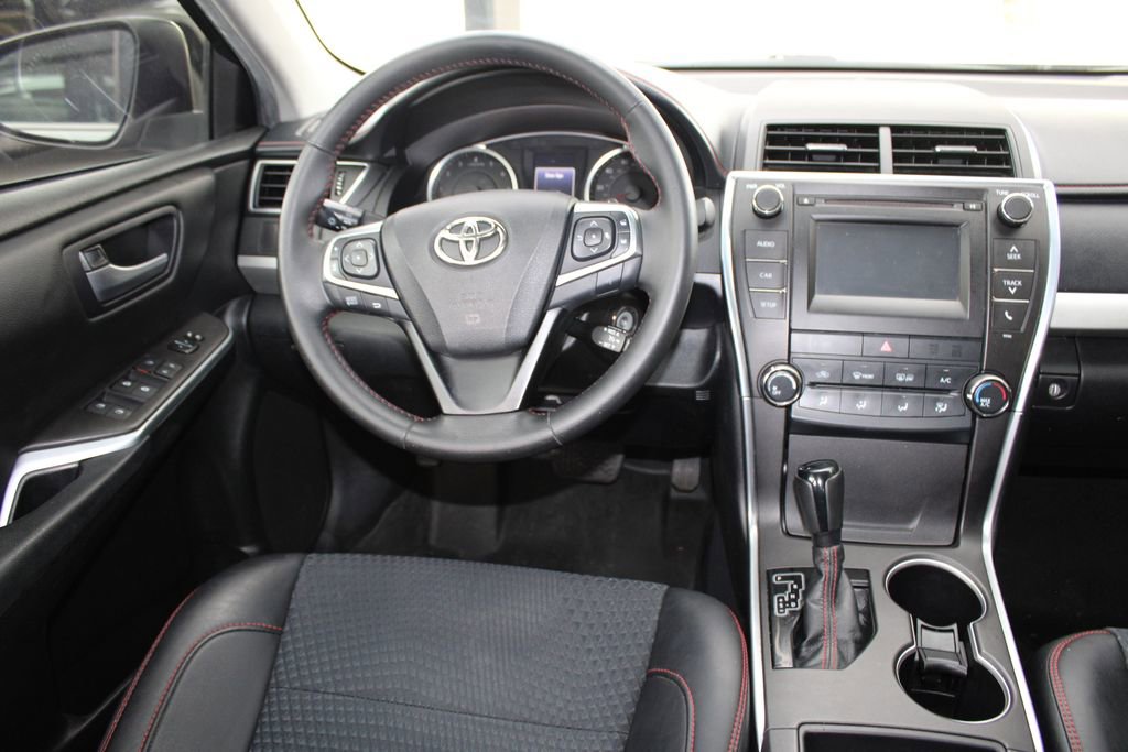 Used 2015 Toyota Camry SE FWD image 2