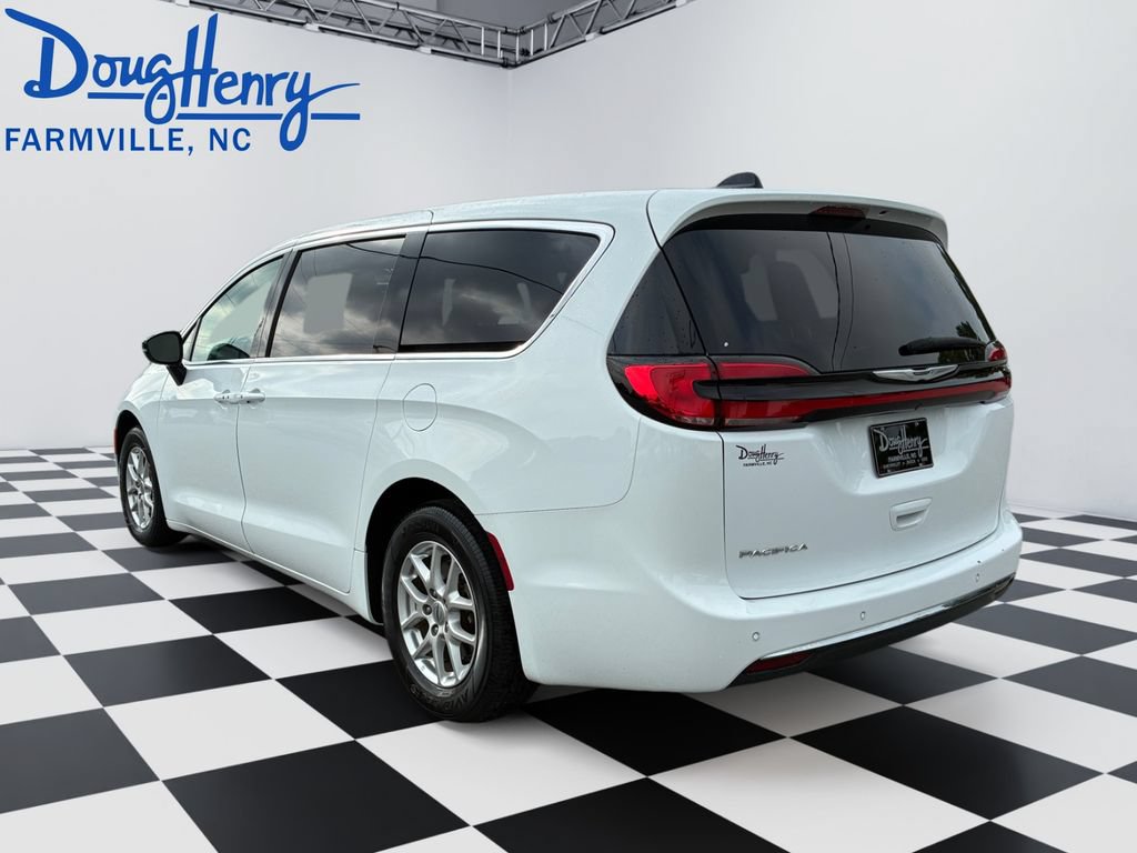 Used 2024 Chrysler Pacifica Touring-L FWD image 3