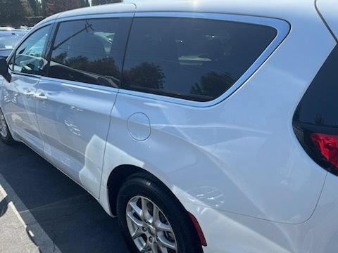 Used 2025 Chrysler Pacifica Select FWD image 3