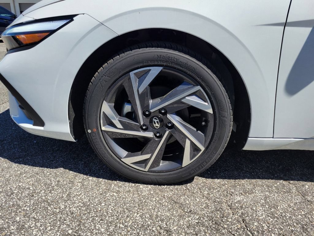 Used 2025 Hyundai Elantra Sport FWD image 4
