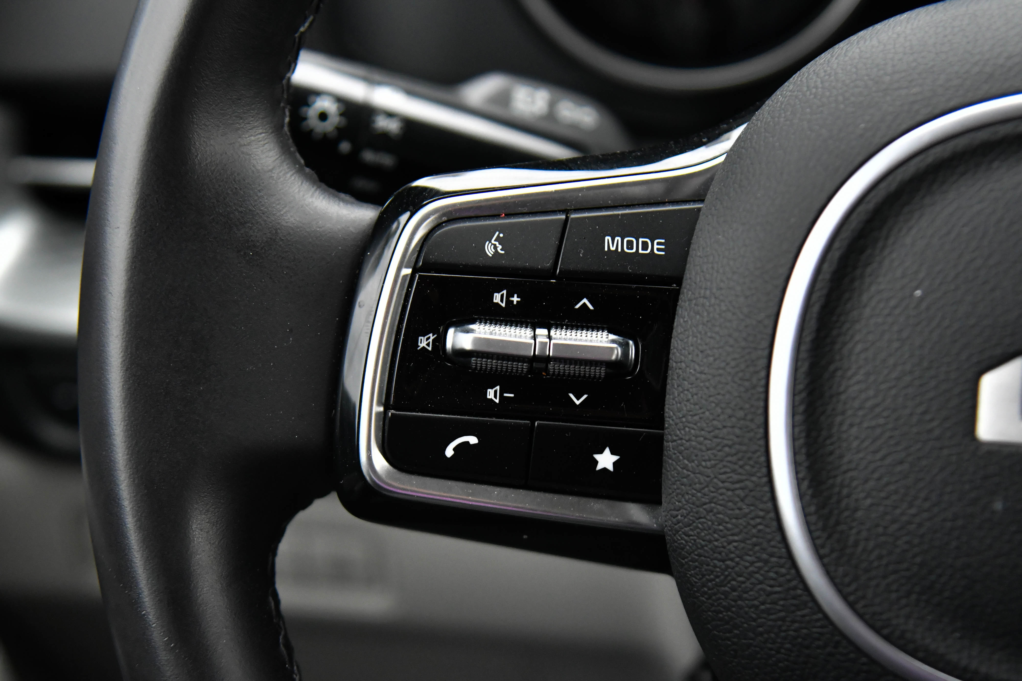 Used 2024 Kia Carnival LX image 30