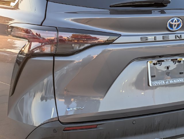 Certified 2025 Toyota Sienna XLE FWD image 8