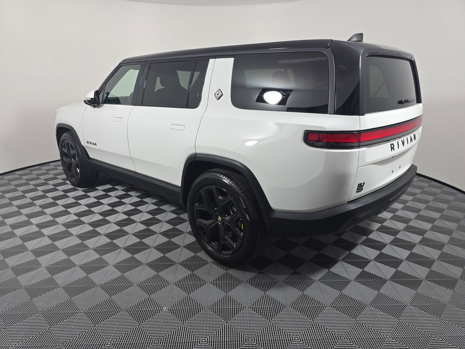 Used 2025 Rivian R1S Adventure AWD/4WD image 3