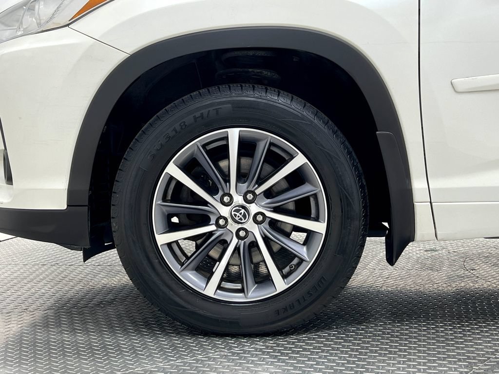 Used 2018 Toyota Highlander XLE AWD/4WD image 37