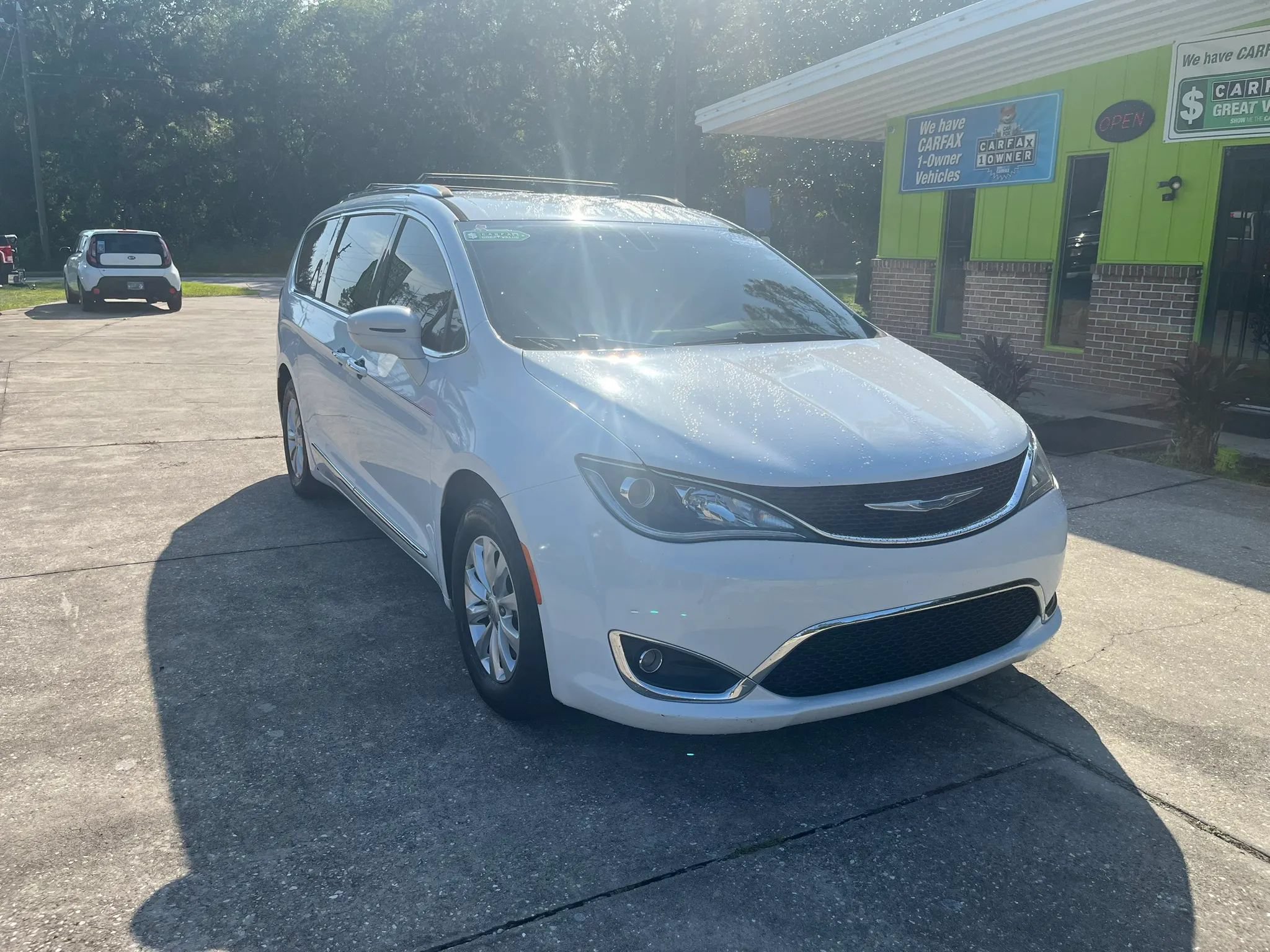 Used 2018 Chrysler Pacifica Touring-L Plus FWD image 1