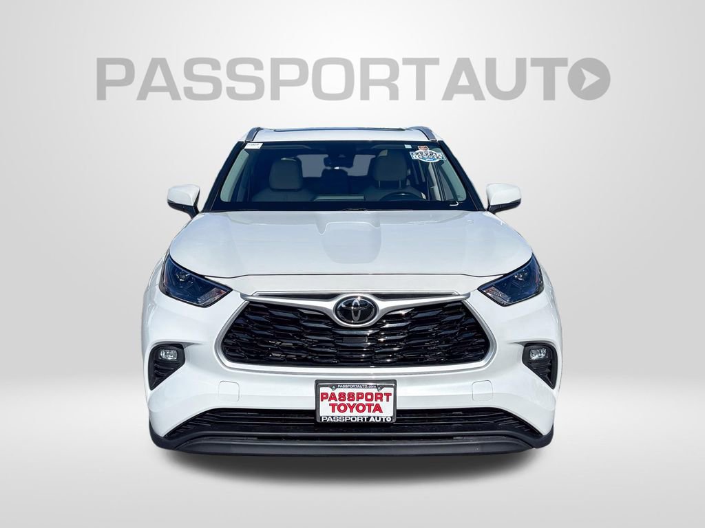 Used 2022 Toyota Highlander XLE AWD/4WD image 12