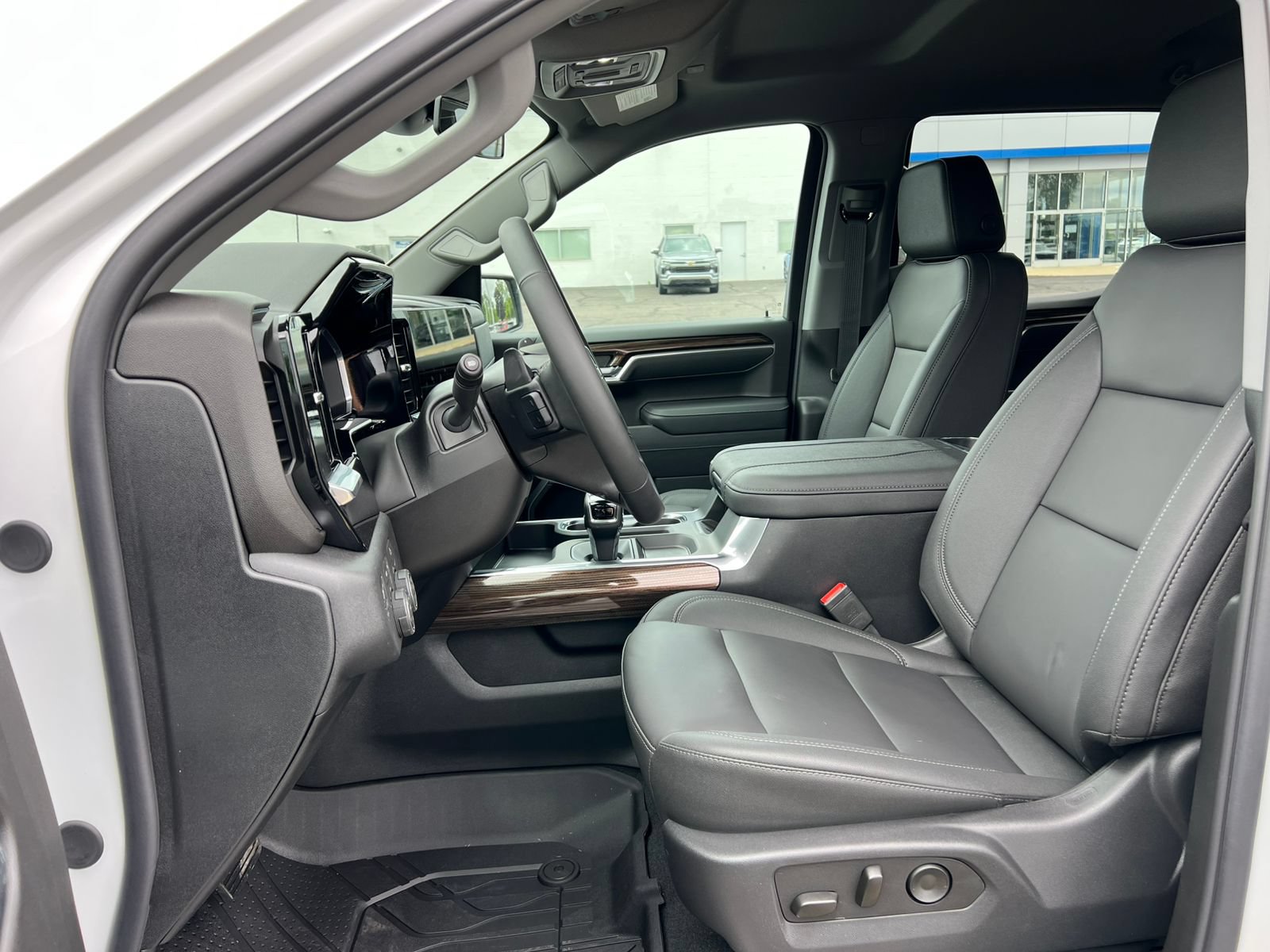 New 2026 Chevrolet Silverado 1500 RST w/ Dark Appearance Package AWD/4WD image 4