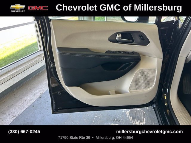 Used 2023 Chrysler Pacifica Touring-L FWD image 13