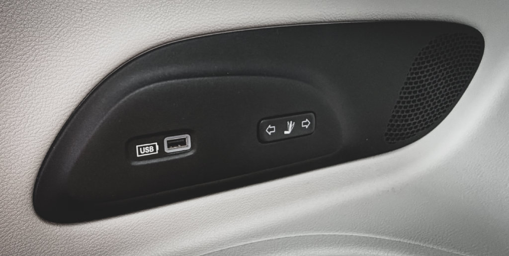 Used 2019 Chrysler Pacifica Limited w/ Tire & Wheel Group FWD image 38