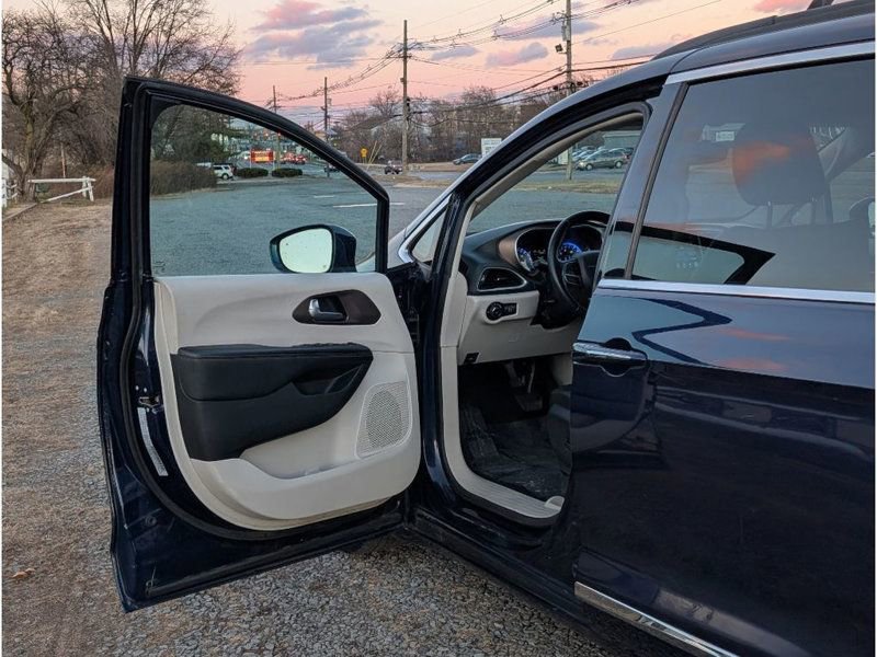 Used 2017 Chrysler Pacifica Touring-L image 9