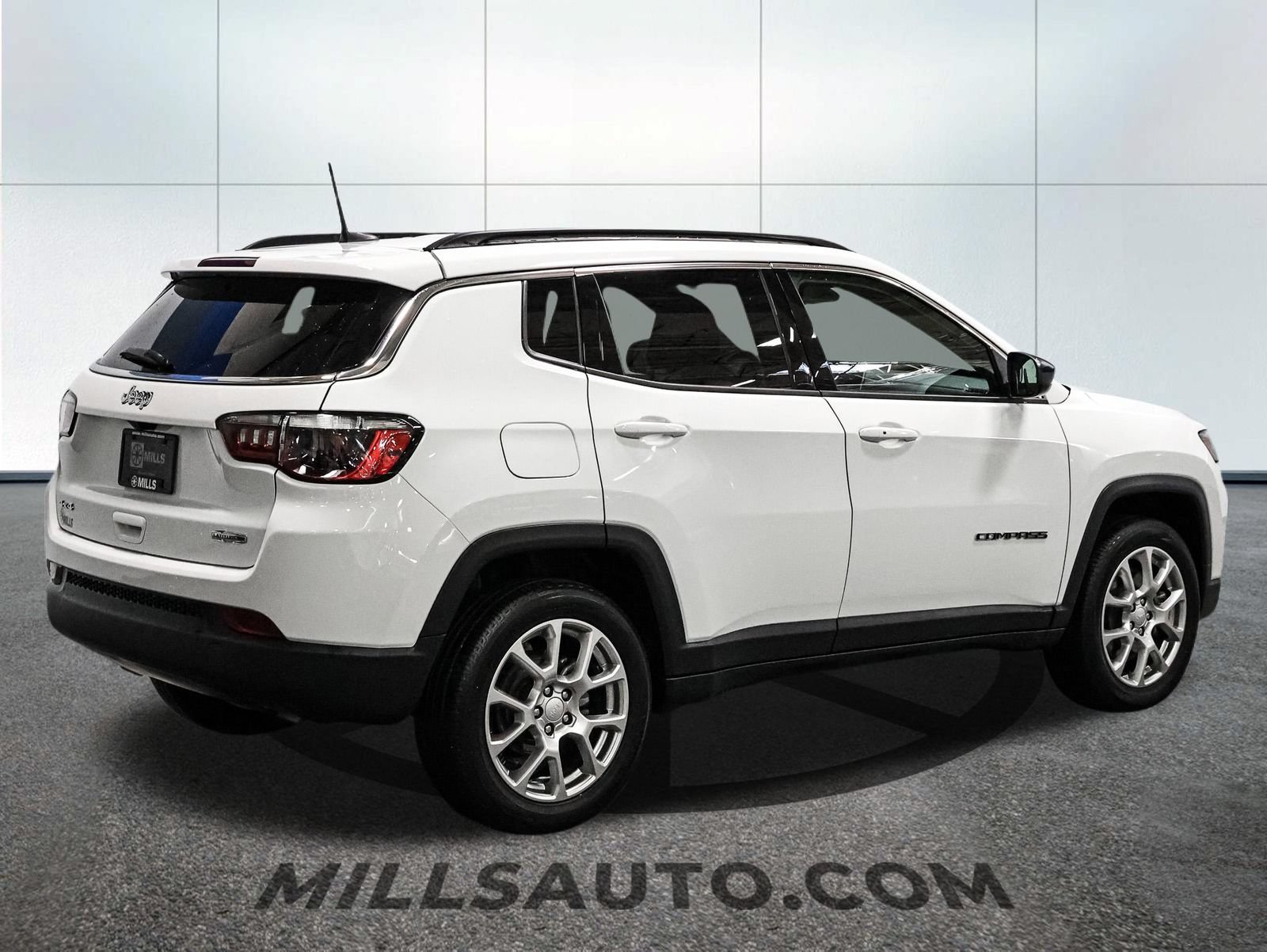 Used 2024 Jeep Compass Latitude AWD/4WD image 10
