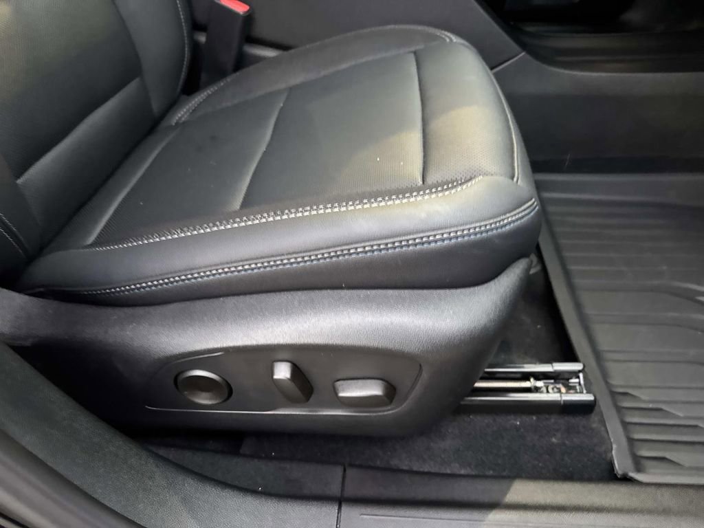 Used 2025 Chevrolet Equinox EV LT w/ Convenience Package II image 12