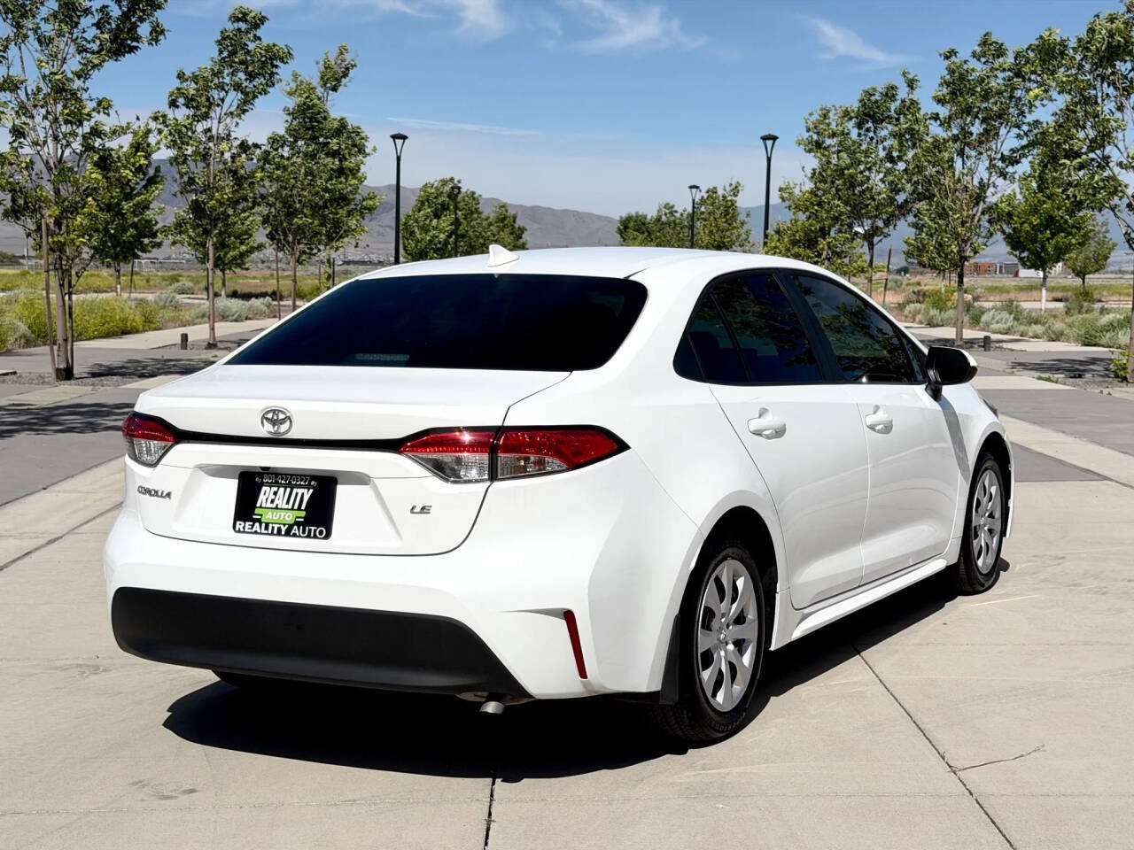Used 2025 Toyota Corolla LE FWD image 5