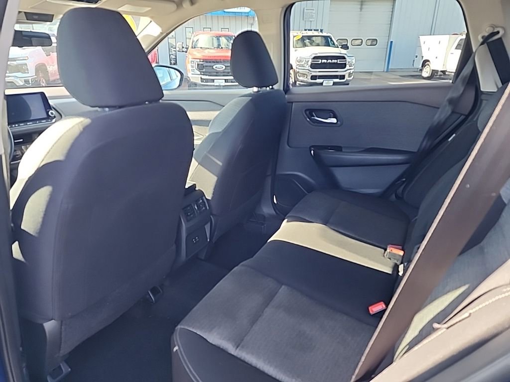 Used 2023 Nissan Rogue SV image 16