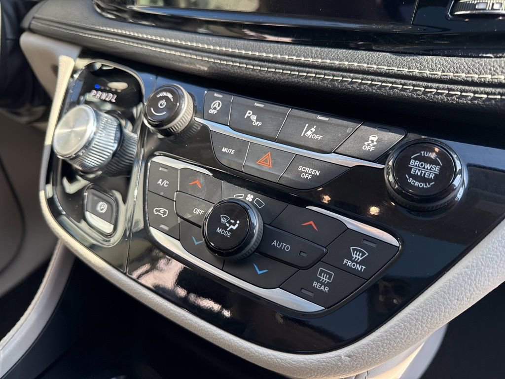 Used 2023 Chrysler Pacifica Limited image 26