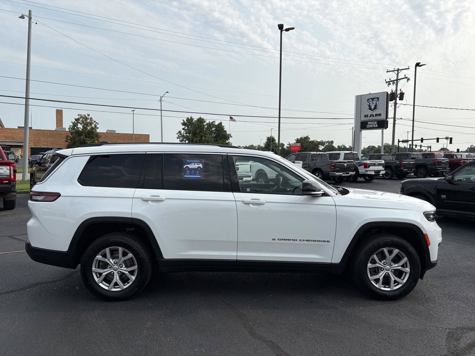 Used 2022 Jeep Grand Cherokee L Limited AWD/4WD image 27