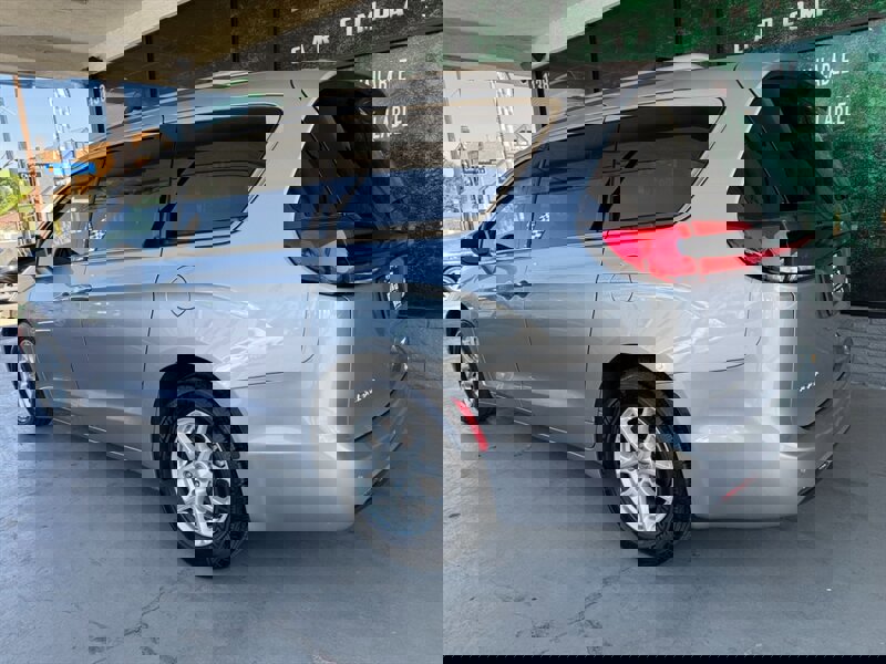 Used 2021 Chrysler Pacifica Touring-L image 4