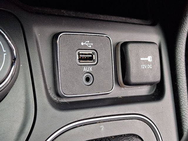 Certified 2019 Jeep Cherokee Latitude w/ Cold Weather Group AWD/4WD image 26