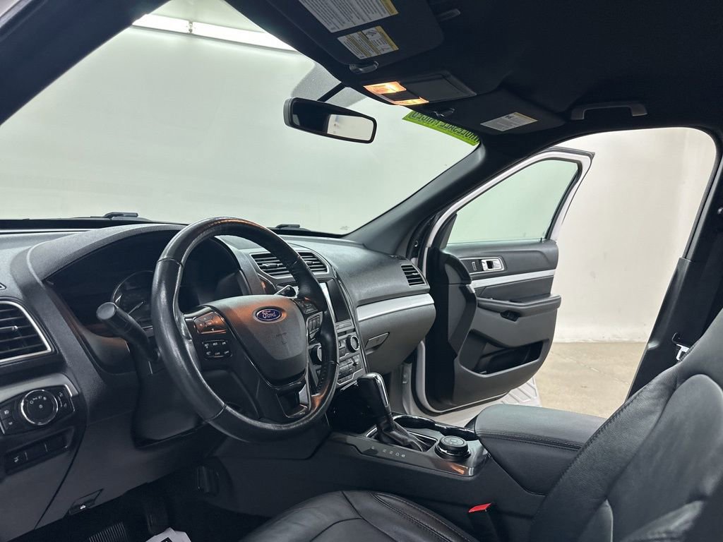 Used 2017 Ford Explorer XLT w/ Equipment Group 202A image 31