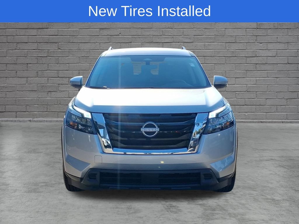 Used 2024 Nissan Pathfinder SV FWD image 2