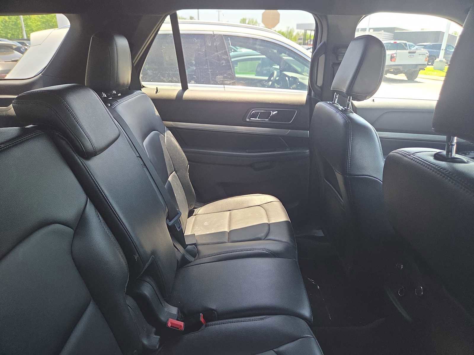 Used 2018 Ford Explorer XLT w/ Equipment Group 202A FWD image 12