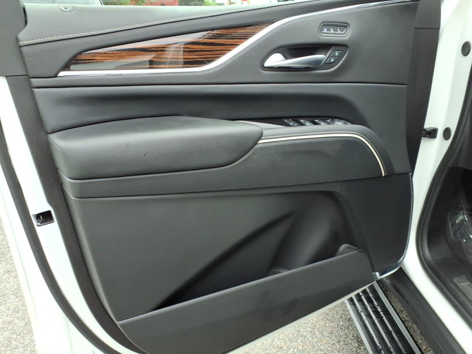 Used 2024 Cadillac Escalade Premium Luxury w/ Performance Package AWD/4WD image 9