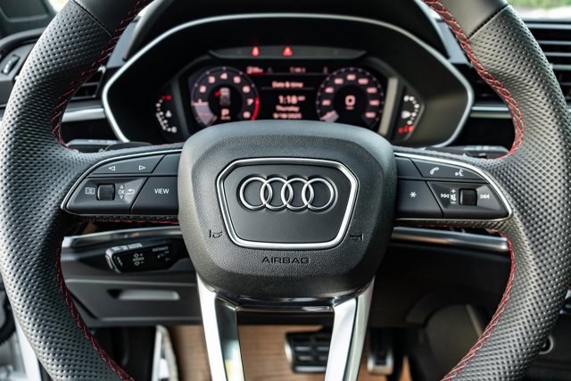 Used 2025 Audi Q3 2.0T Premium Plus w/ Premium Plus Package AWD/4WD image 9