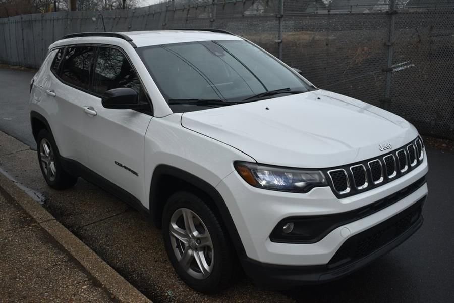 Used 2025 Jeep Compass Limited AWD/4WD image 4