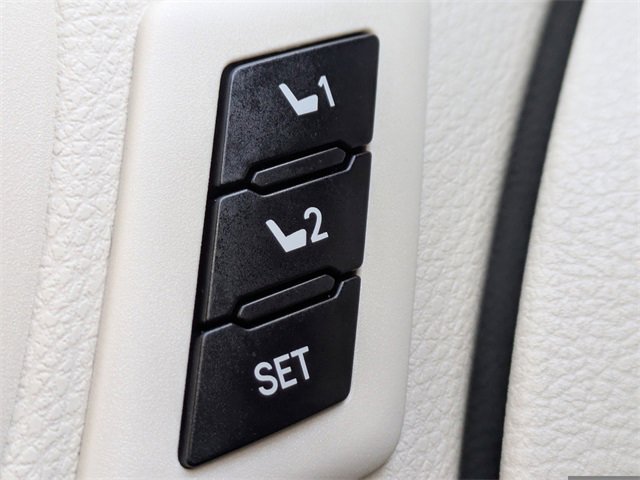 Used 2025 Toyota Sienna Limited image 33