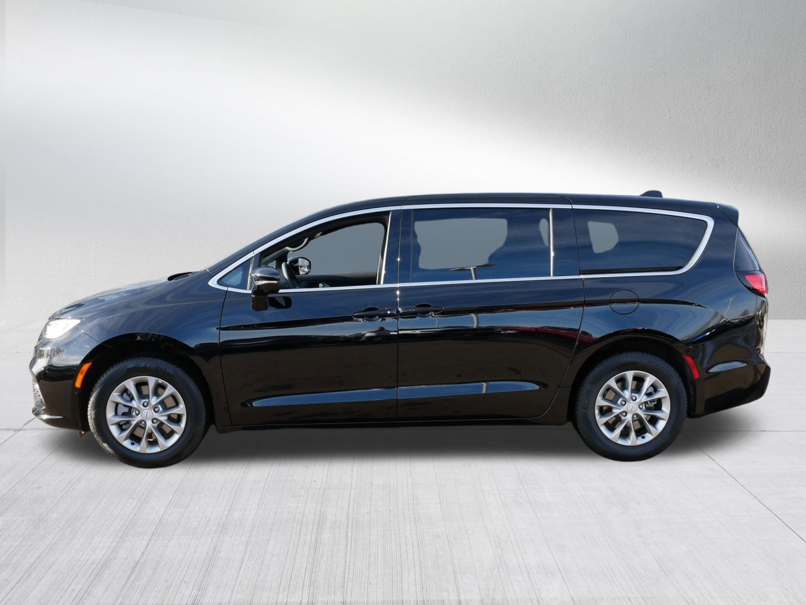 Used 2026 Chrysler Pacifica Select image 4