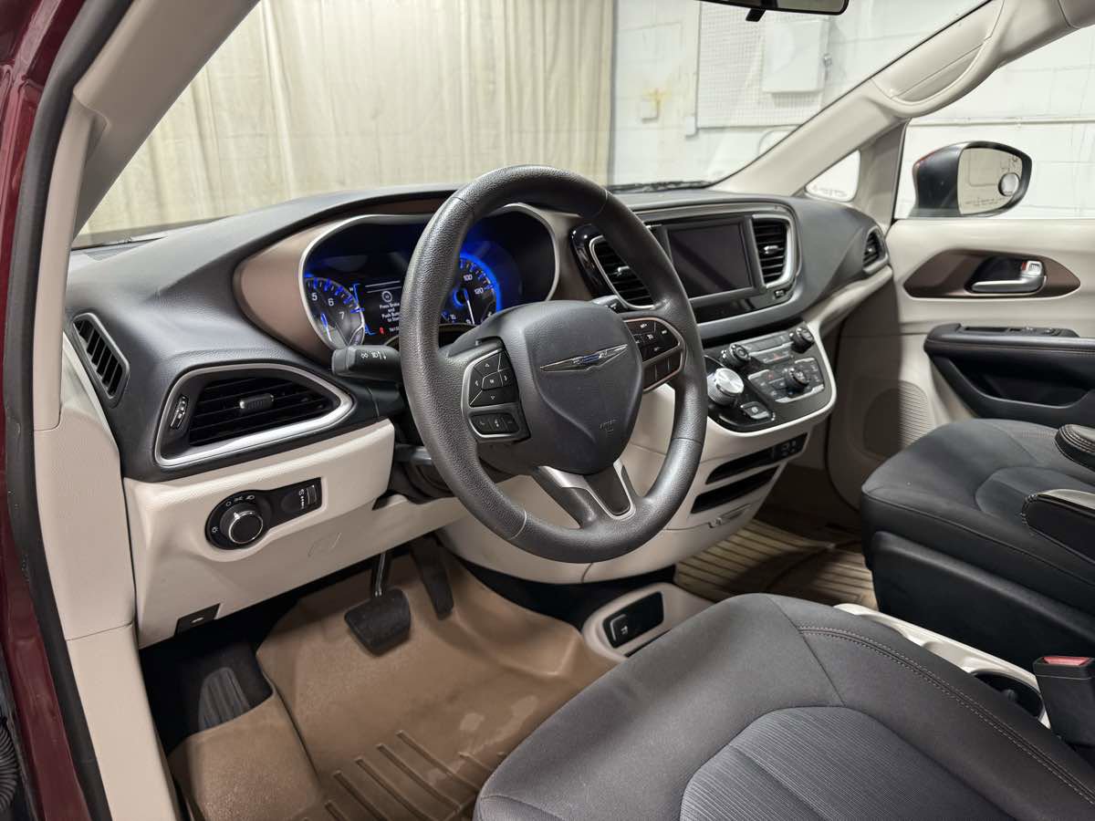 Used 2018 Chrysler Pacifica L image 10