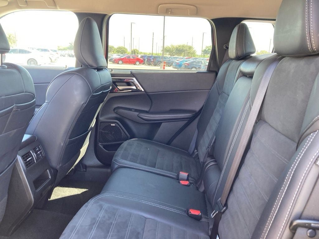 Used 2025 Mitsubishi Outlander SE FWD image 11