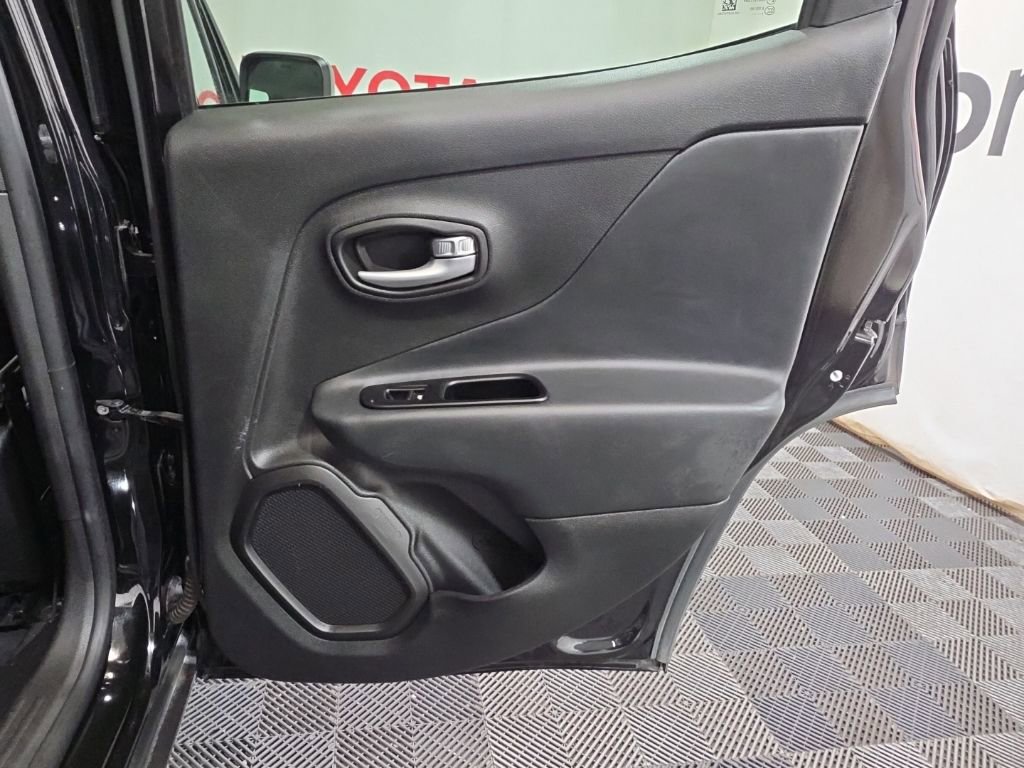 Used 2023 Jeep Renegade Latitude image 14