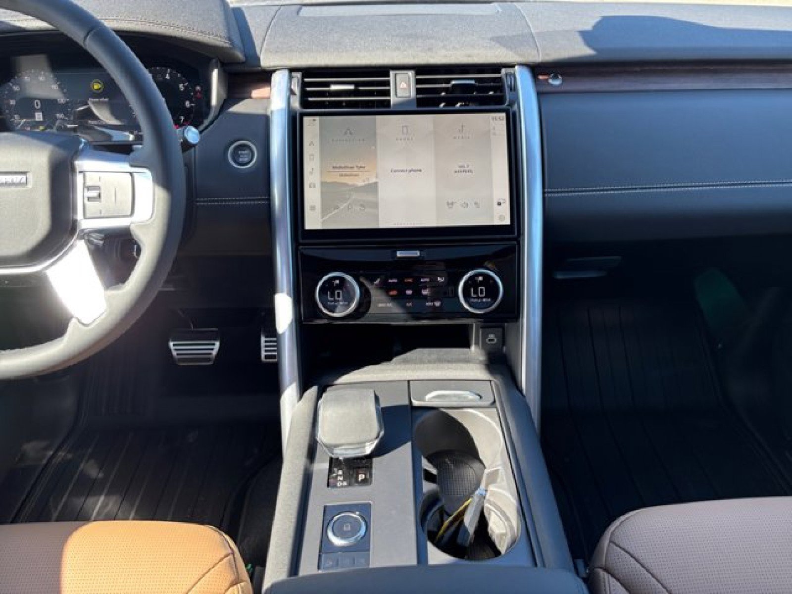 New 2025 Land Rover Discovery Dynamic SE image 14
