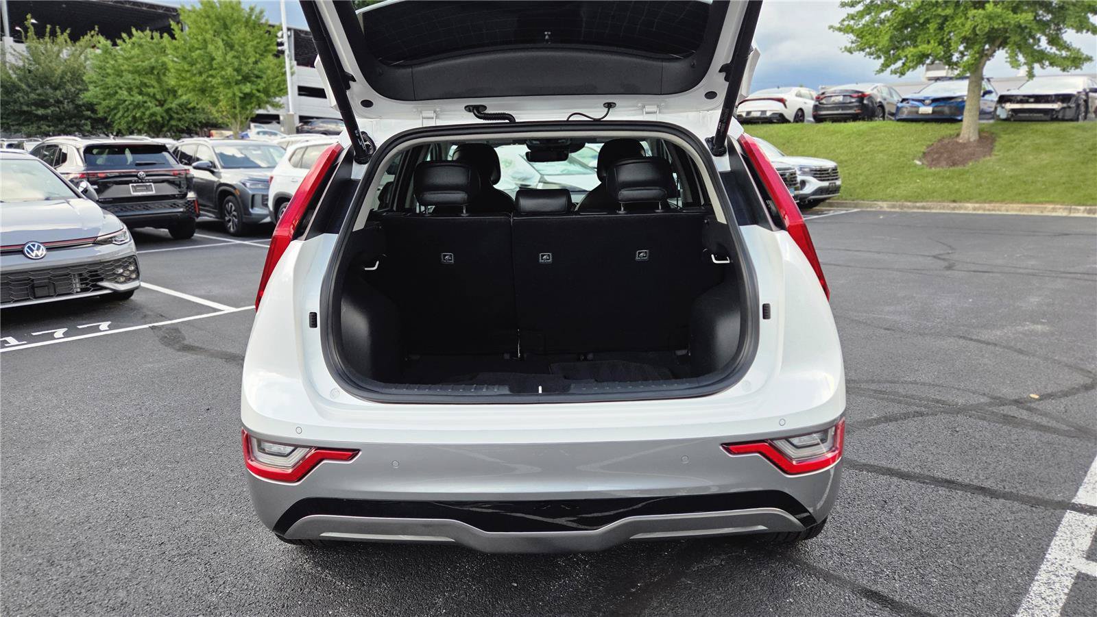 Certified 2023 Kia Niro Wave w/ Wave Preserve Package FWD image 5
