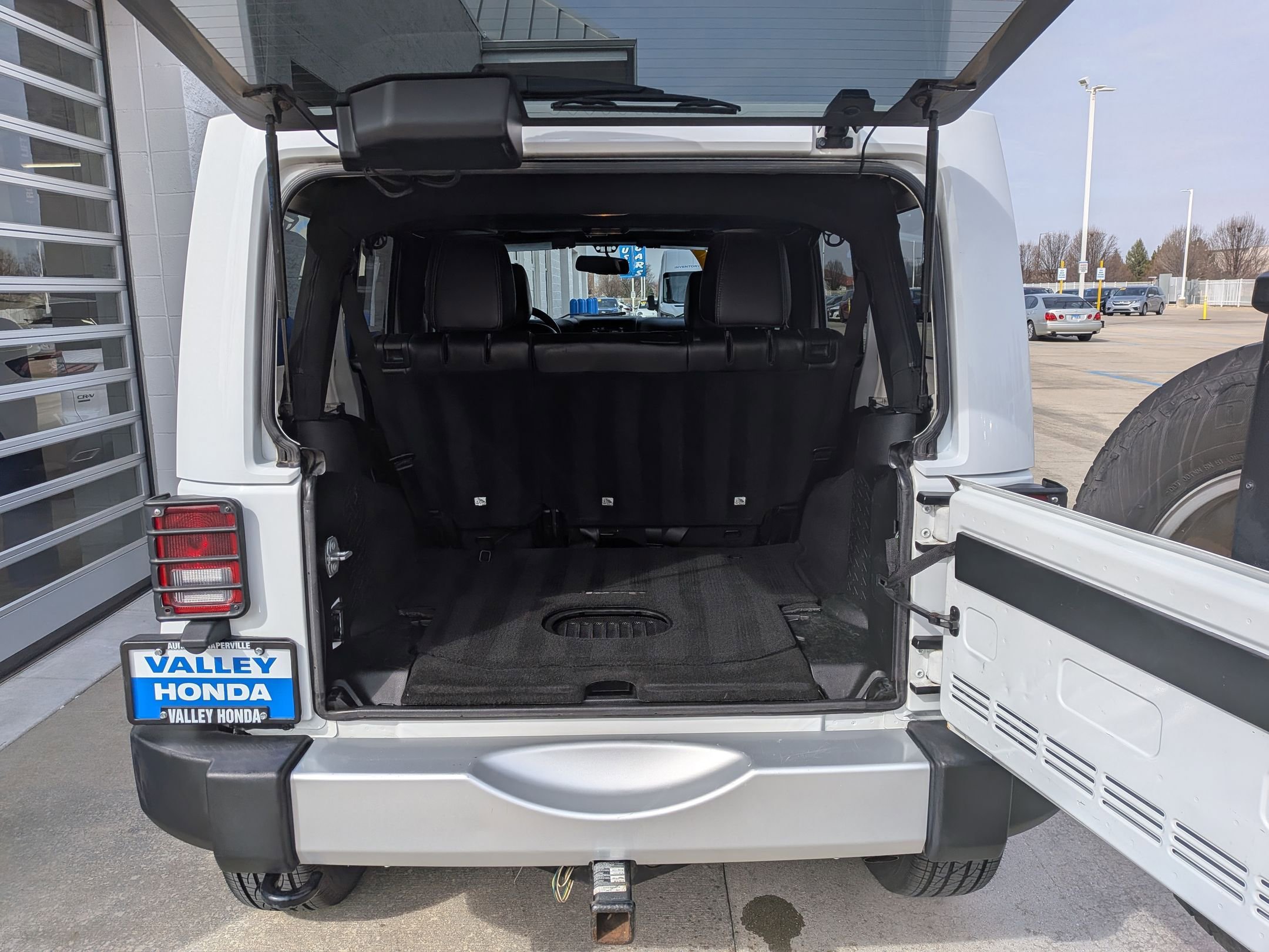 Used 2017 Jeep Wrangler Unlimited Sahara w/ Connectivity Group image 24