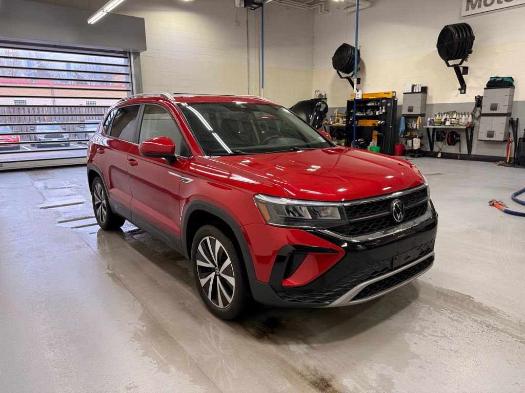 Used 2023 Volkswagen Taos SE w/ Panoramic Sunroof Package image 7